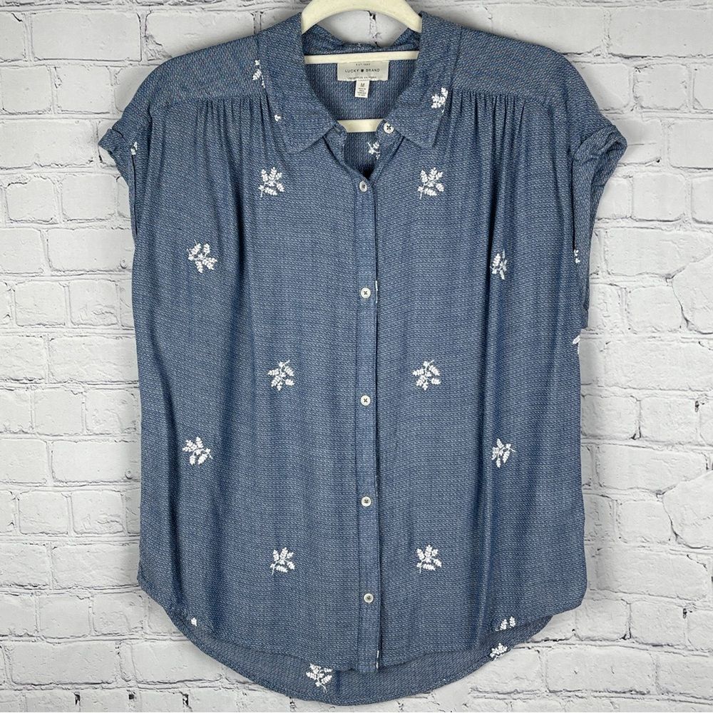 LUCKY BRAND women’s blue soft short sleeve shirt with floral embroidery, size M